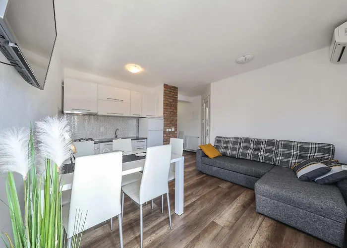 Jimmy * Стариград-Пакленица